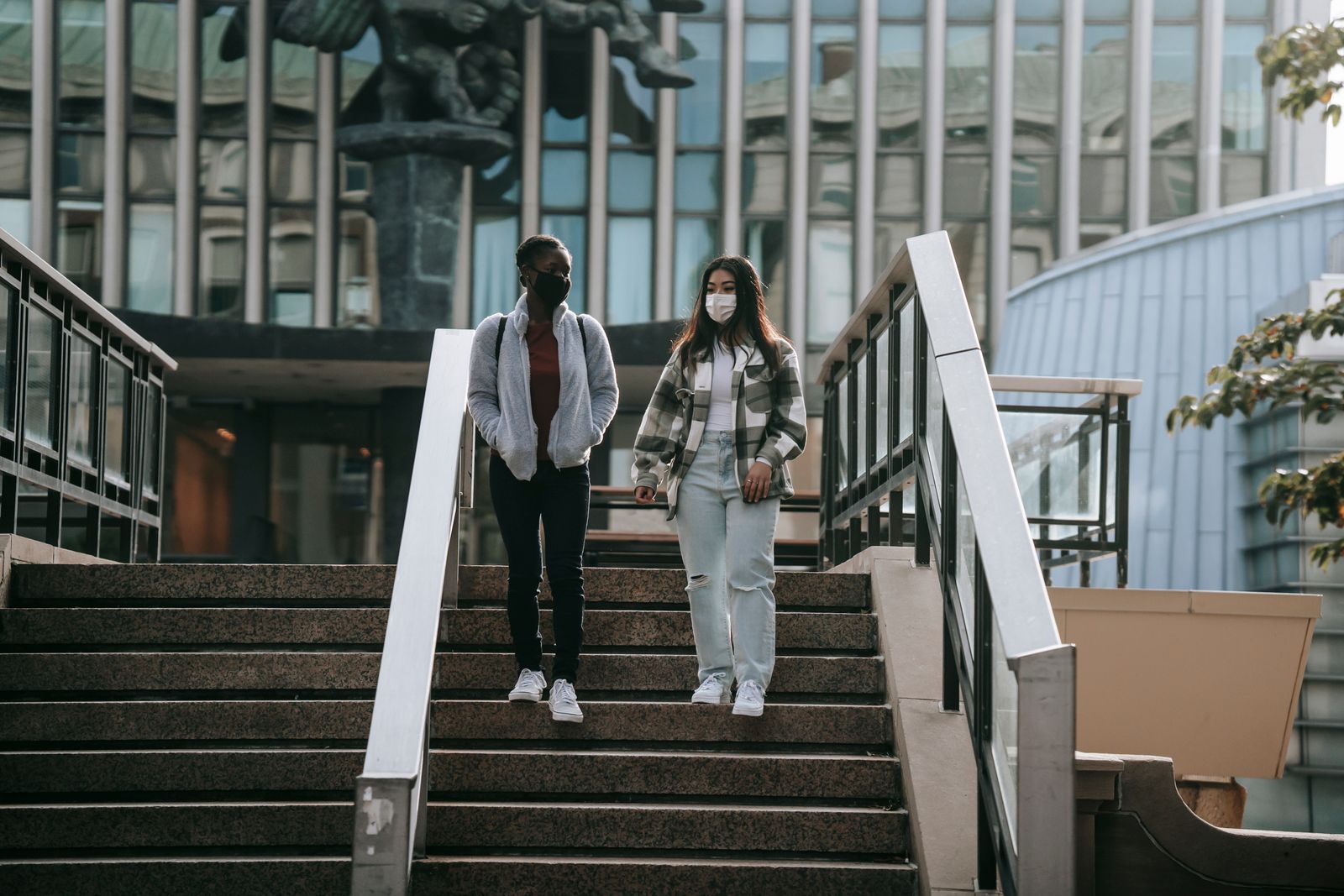 两名学生走在大学校园的台阶上