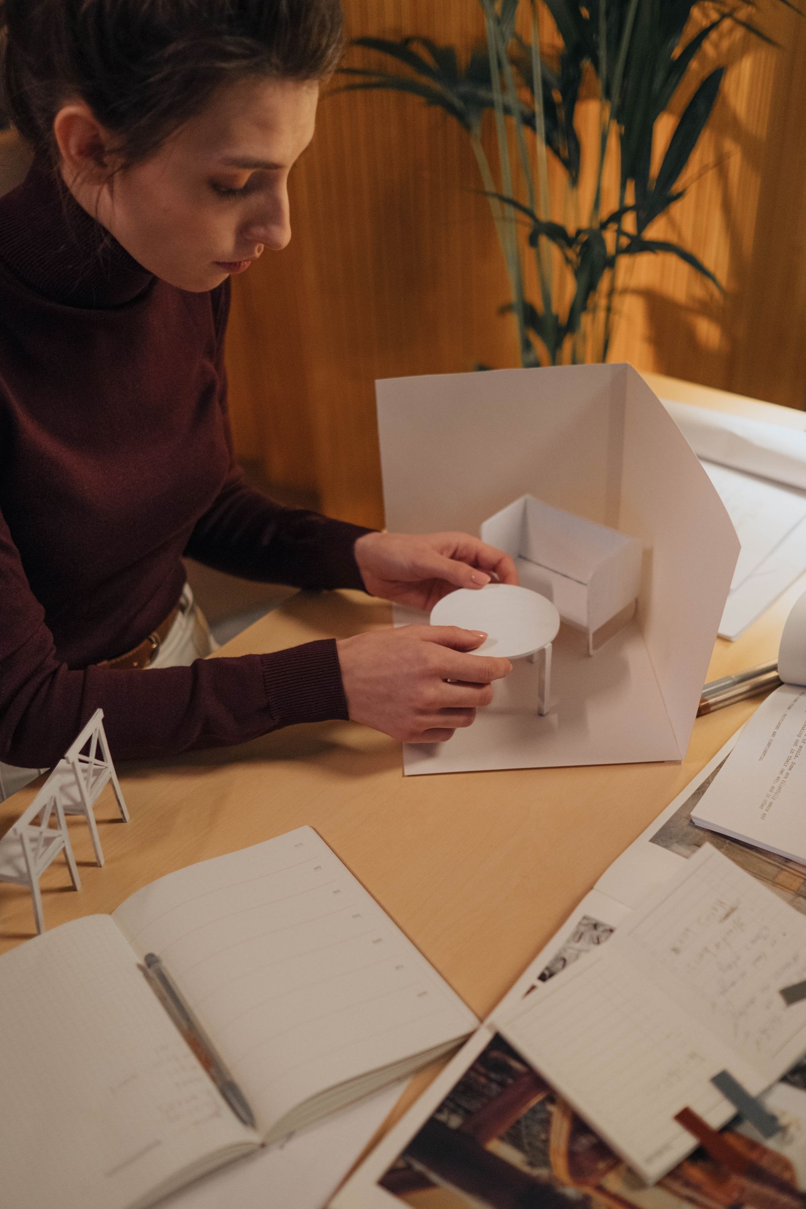 学生在工作室里制作立体模型
